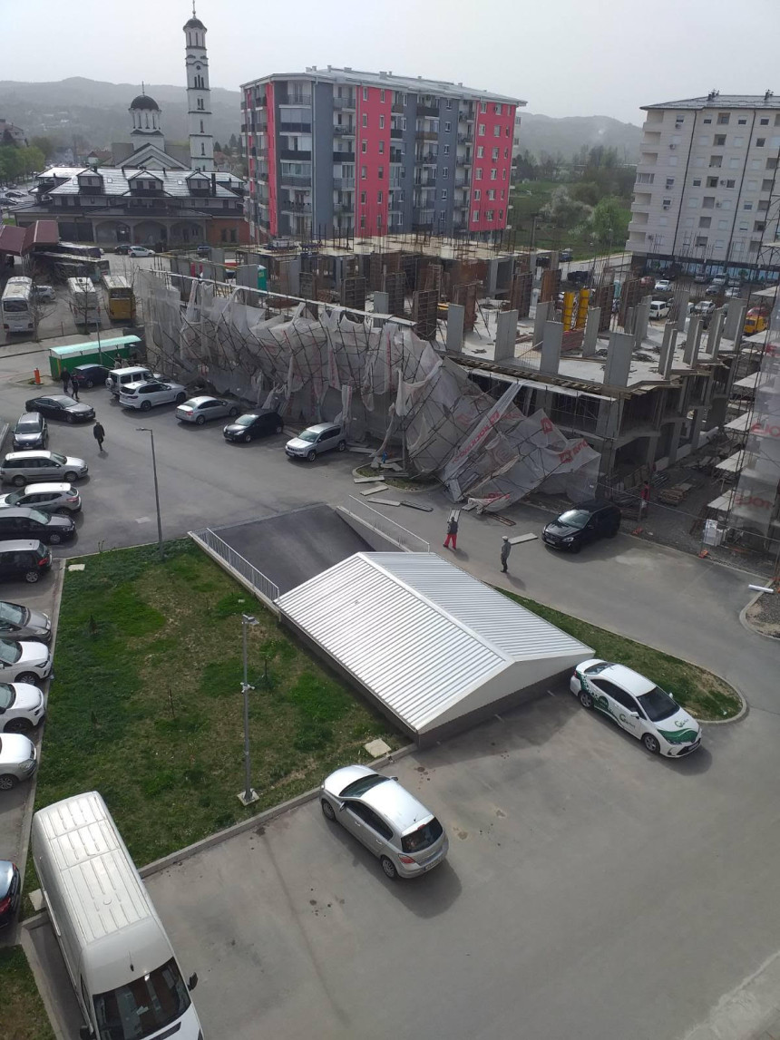 Doboj: Pala skela sa gradilišta, oštećena vozila