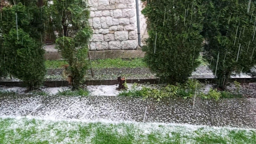 Jaka kiša uz nalete vjetra pogodila Doboj (VIDEO)