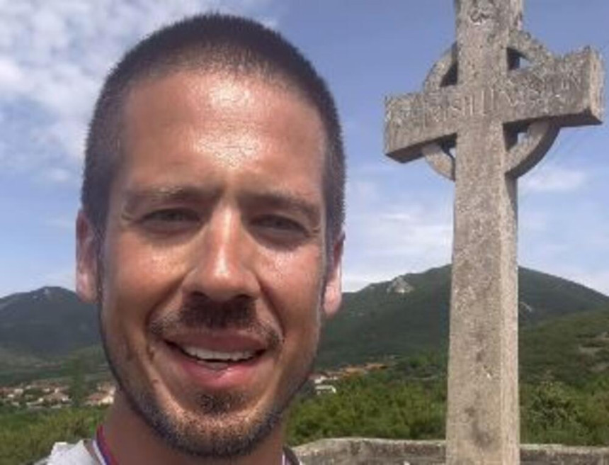 Nikolu Rokvića tokom hodočašća napao čopor pasa lutalica (VIDEO)