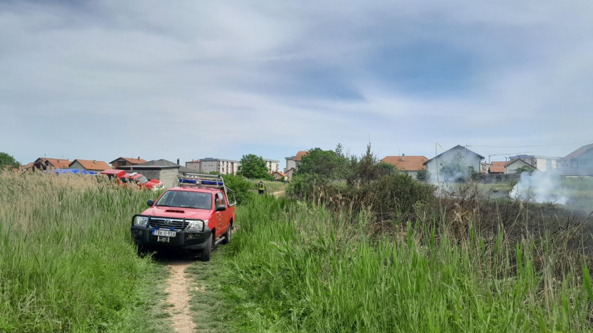 Букнуо пожар у бијељинском насељу Заир, горјела трава