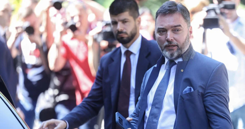 Ово су полицајци које је Кошарац растјерао од себе