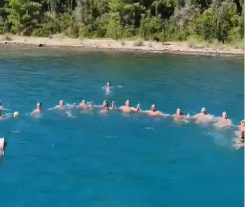 "Preživjećemo i smak svijeta": Kolo u moru (VIDEO)