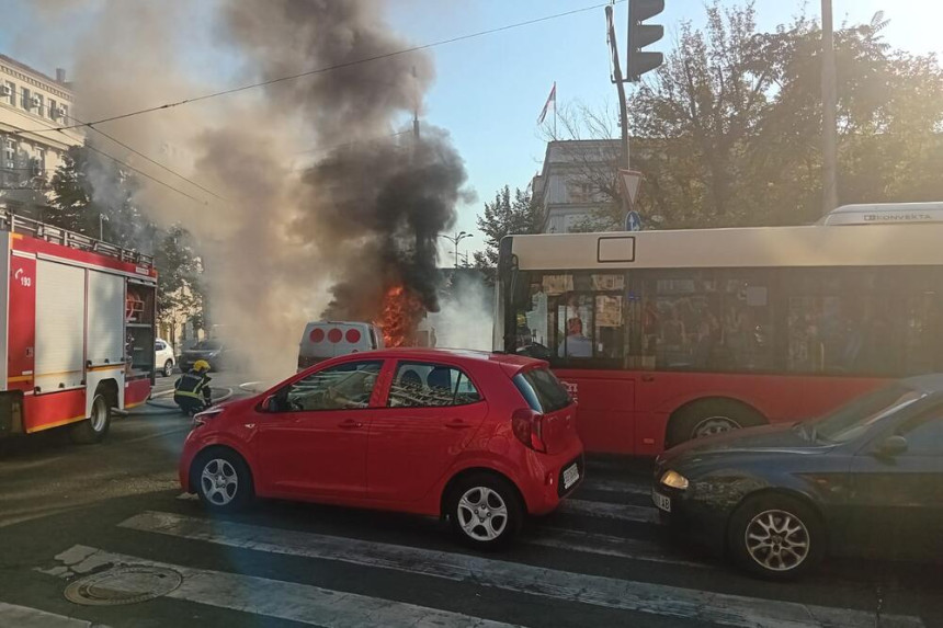 Zapalio se kombi sa novcem, vatrogasci jedva obuzdali vatru