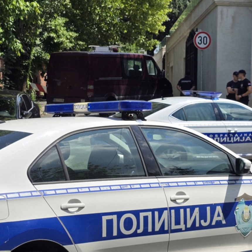 Policija na Vračaru odnijela sumnjiv predmet