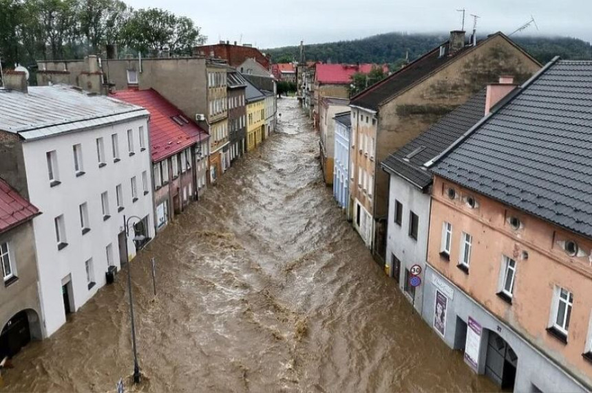 Dramatične slike iz Poljske, naređena evakuacija (VIDEO)