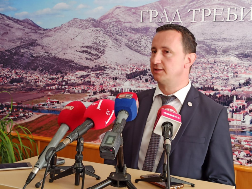 Скандал: Градоначелник Требиња преписао туђи текст у свој магистарски рад (ФОТО)