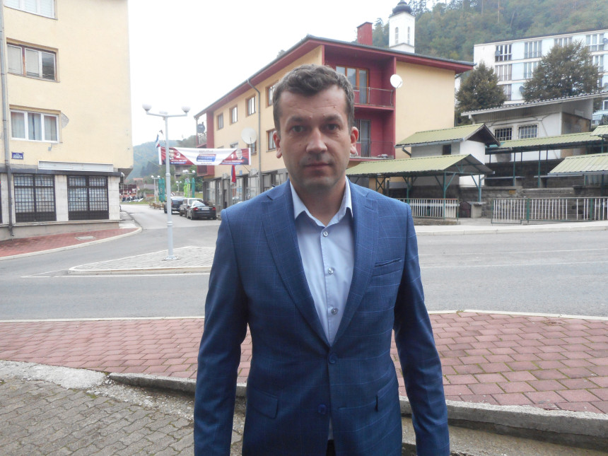 Pobjeda Miloša Vučića uz vatromet u Srebrenici