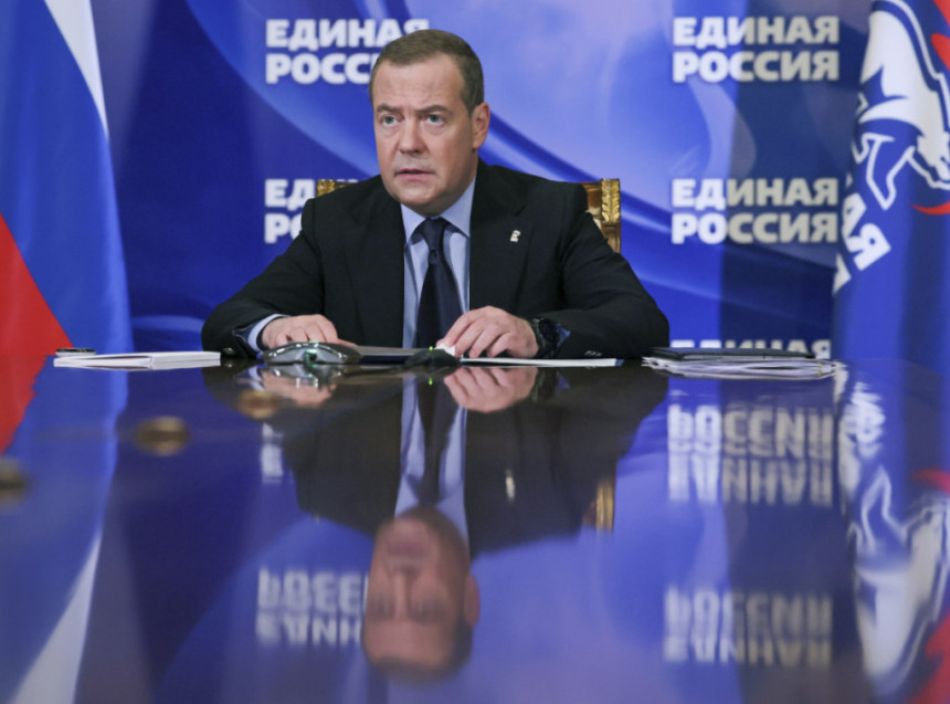 Медведев: Трамп не жели да троши превише новца на Украјину
