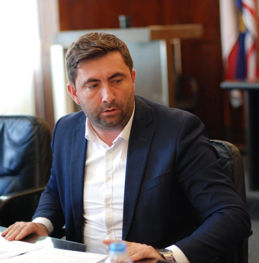 Ovaj Petrović je neki mnogo "sitan i glup lopov"