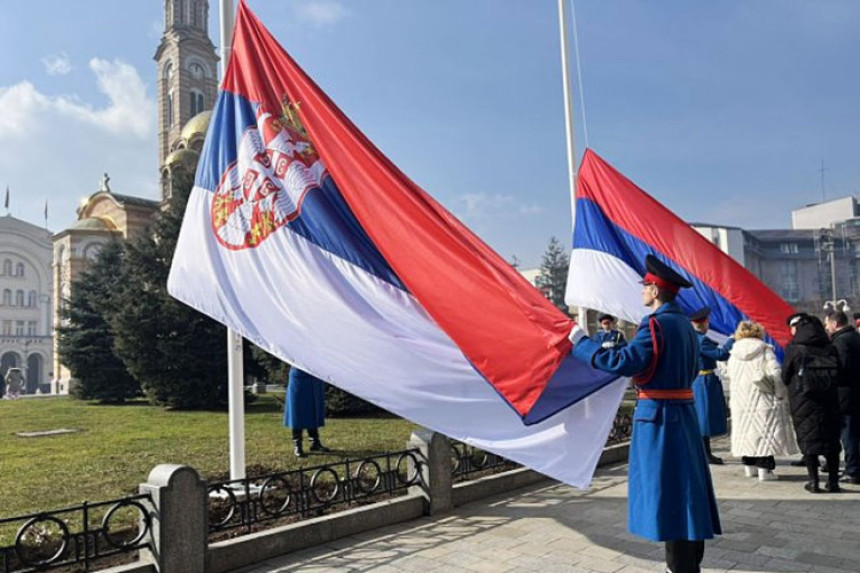 Dva jarbola sa zastavama Republike Srpske i Srbije postavljena su u blizini Palate Srpske