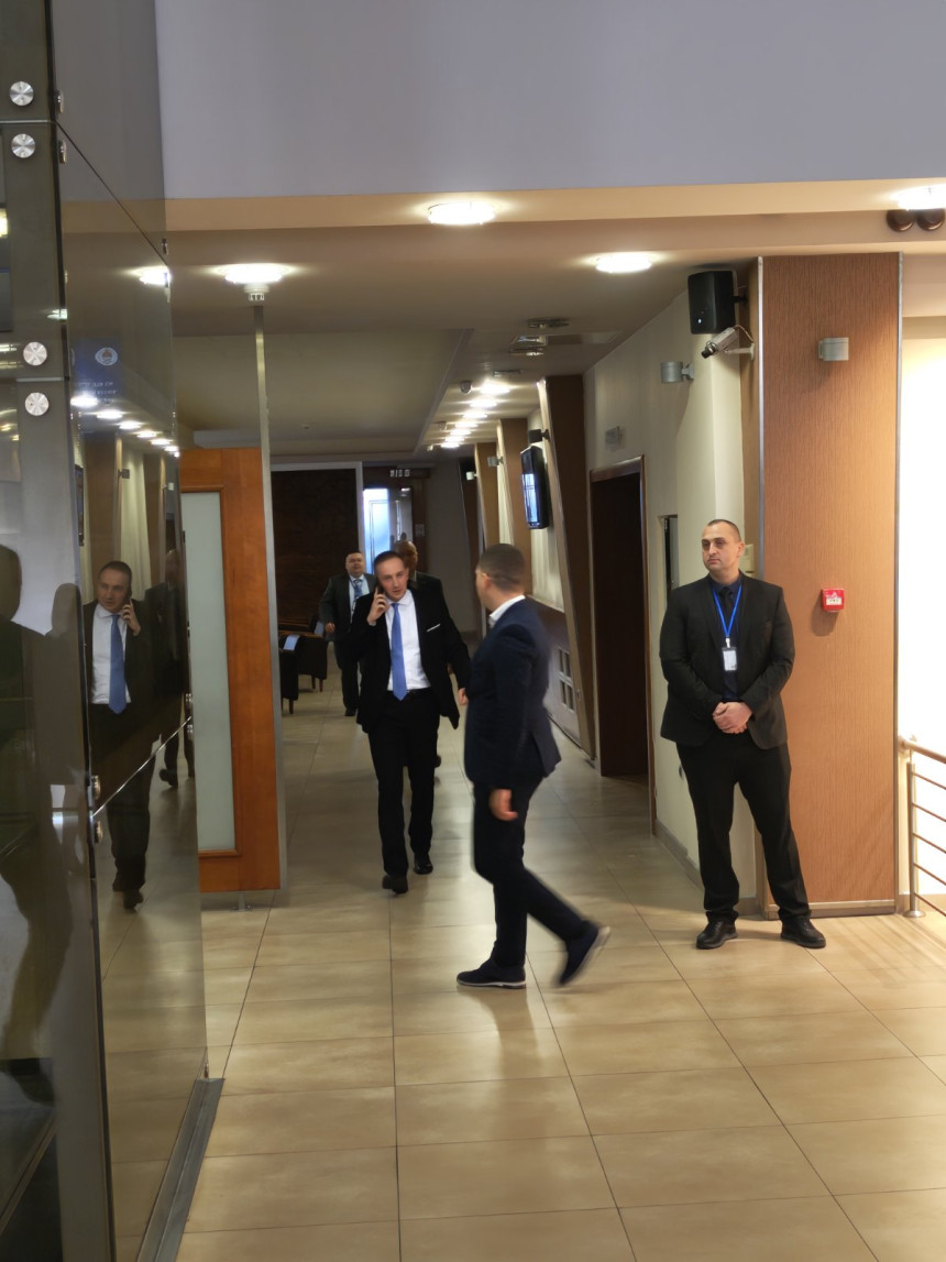 Haos u Skupštini: Bodiroga izbačen sa sjednice (VIDEO)