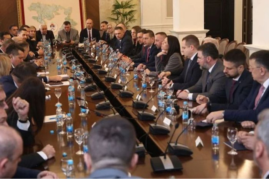 Из Добоја питају: Је ли Обрен Петровић окренуо леђа Додику?