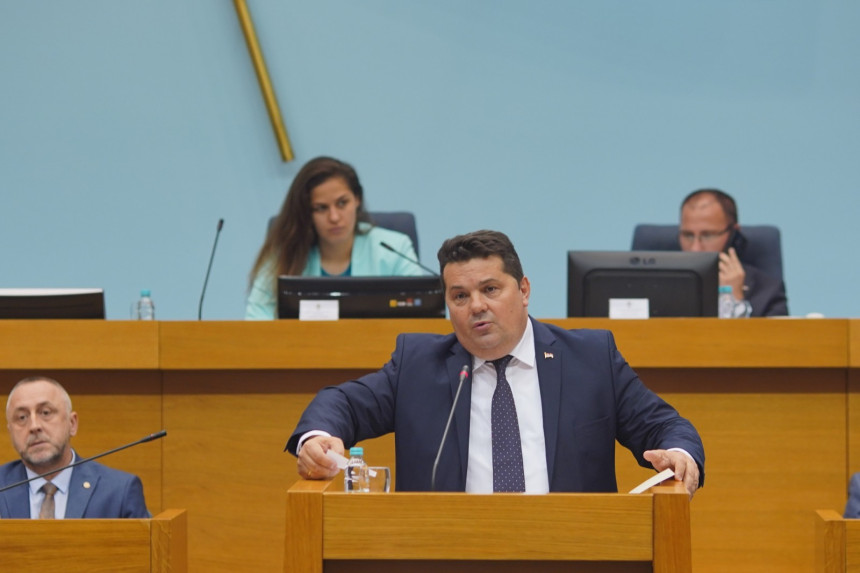 Salve uvreda pljuštale su u NSRS, najdrskije su izlazile iz usta Stevandića