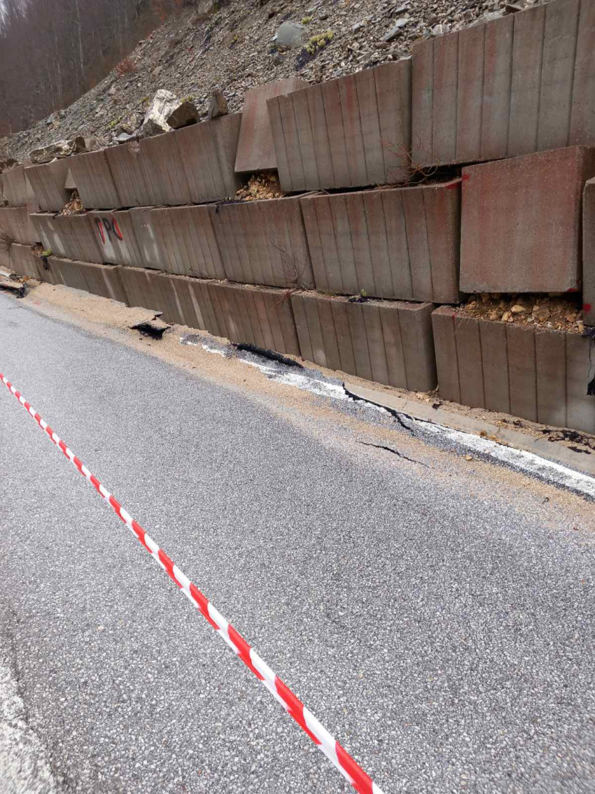 Opasnost od odrona na putu Gacko -Tjentište (FOTO)