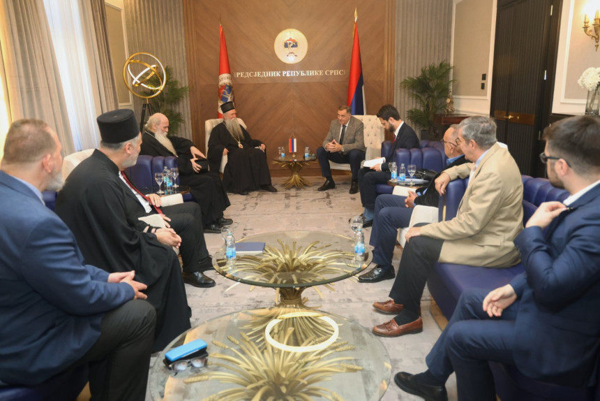 Dodik sa mitropolitom Jonikijem i episkopom Jovanom
