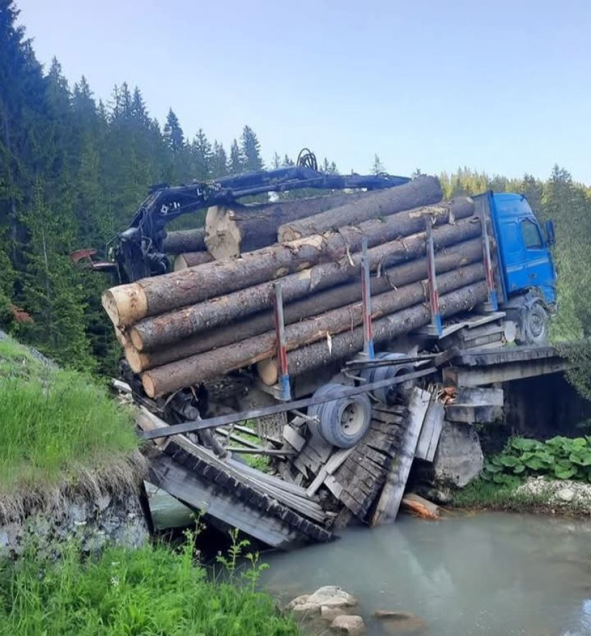 Kamion natovaren balvanima srušio most kod Kneževa