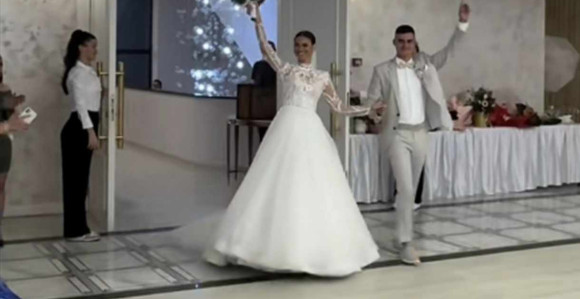 Mlada želela romantični ples a mladoženja izabrao Ligu šampiona! (VIDEO)