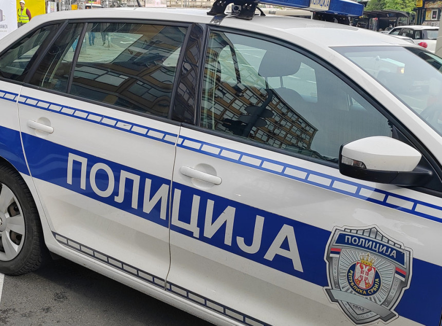 Пала ограда на дјечака и дјевојчицу у школи на Чукарици