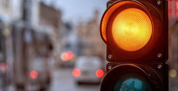 Кинез остао заглављен главом у семафору (ВИДЕО)