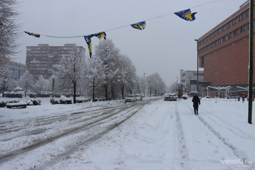 Mediji: Obilan snijeg paralizovao je Sarajevo