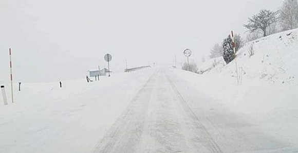 Apel vozačima: Putevi pod snijegom, mokri i klizavi