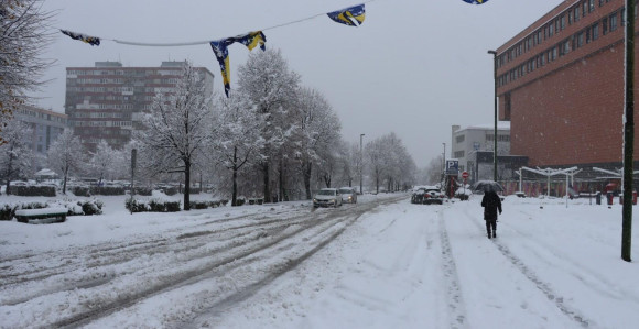 Медији: Обилан снијег парализовао је Сарајево