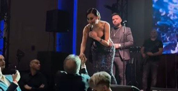 Mamić pocijepao košulju, pa poljubio Ceci ruku (VIDEO)