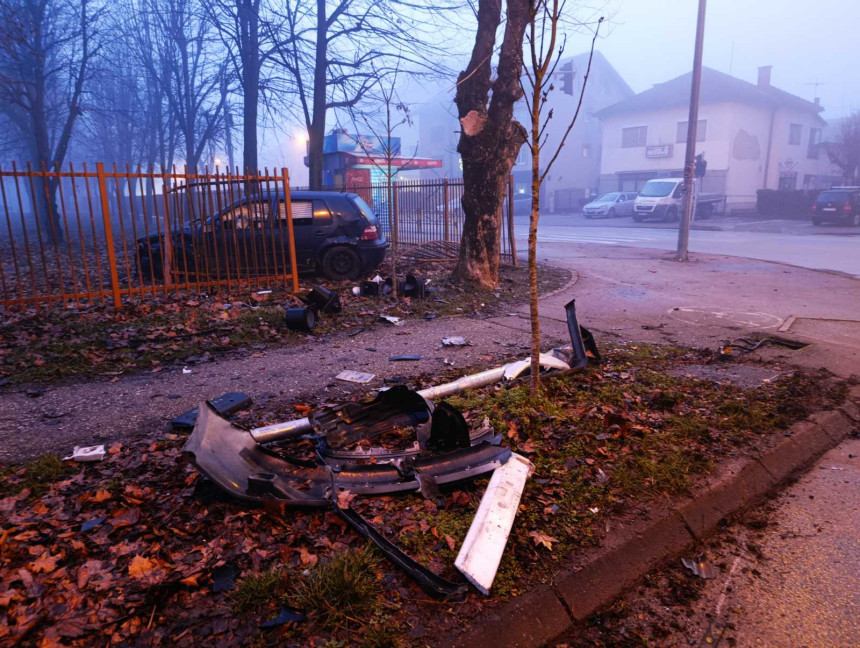 Banjaluka: Vozilom oborio semafor pa probio ogradu škole