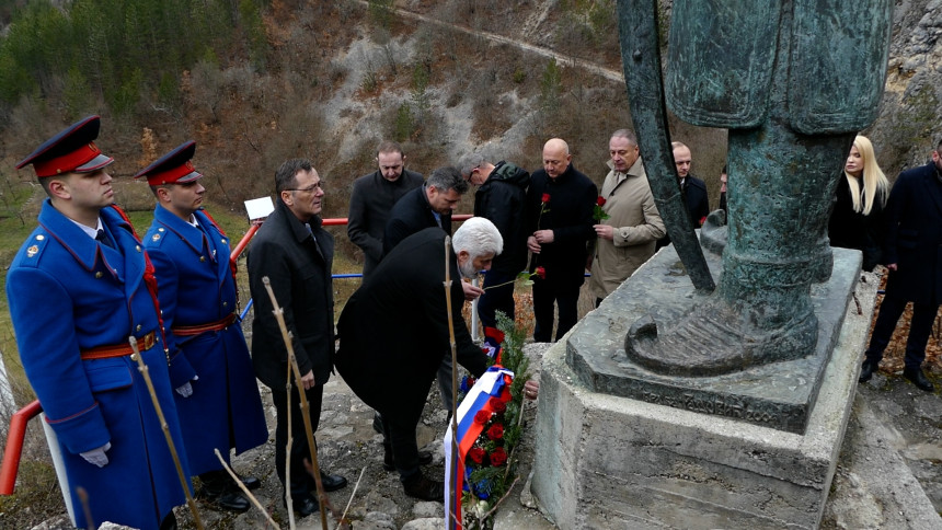 Obilježeno Sretenje: Položeni vijenci kod spomenika