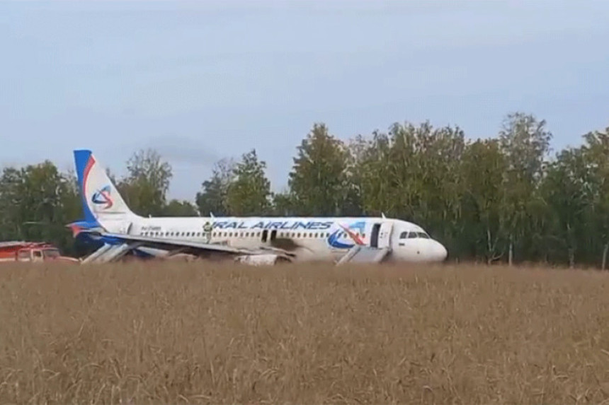 Pilot spasio 161 putnika pa optužen za 1,5 milion $