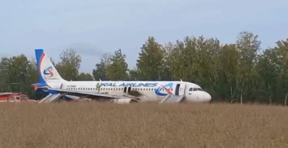 Pilot spasio 161 putnika pa optužen za 1,5 milion $