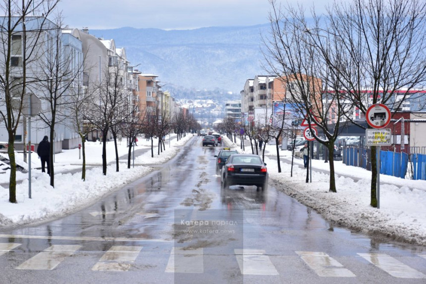 Oblačno vrijeme sa kišom i snijegom