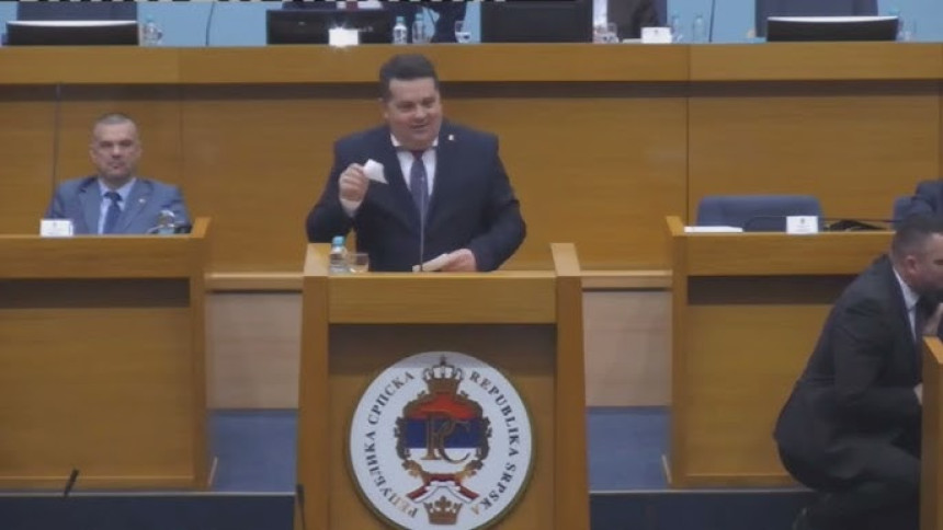 Дачевић: Кад во уђе у двор, не значи да је постао царем, већ да је двор постао штала!