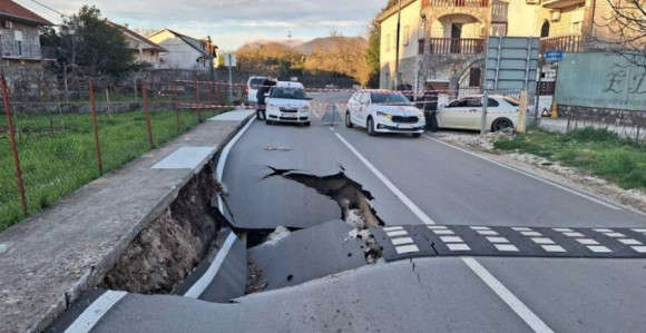 Urušio se dio puta kod Tivta, potpuna blokada saobraćaja