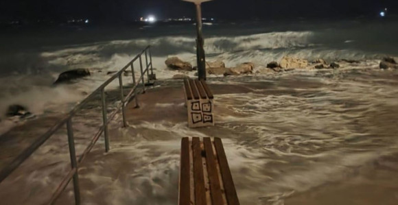 Nevrijeme poharalo Dalmaciju: More potopilo rive (VIDEO)