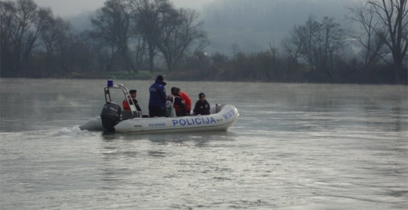Преврнуо се чамац на Уни, мушкарац страдао, потрага траје