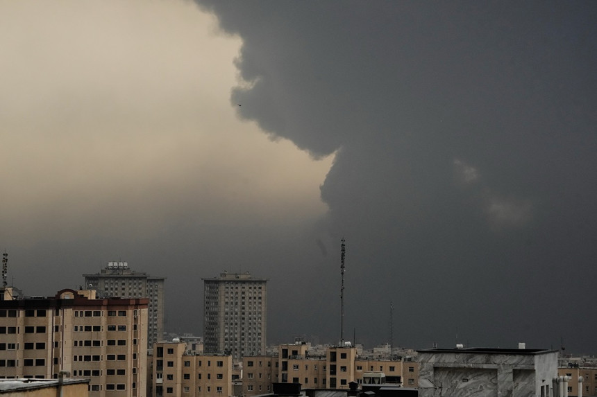 Jutros crna kiša nad iranskom prestonicom (video)