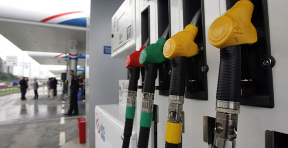 Vlast smanjuje akcize kad gorivo skoči na četiri marke?
