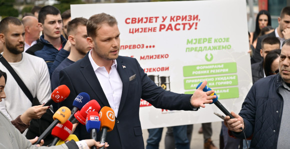 Станивуковић на пресу испред Владе, непланирано упао Минић (ВИДЕО)