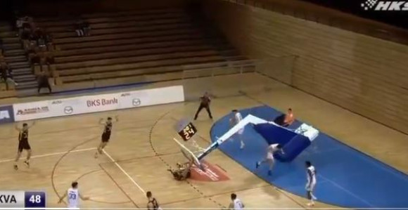 Košarkaš Splita zakucao - srušila se konstrukcija na njega