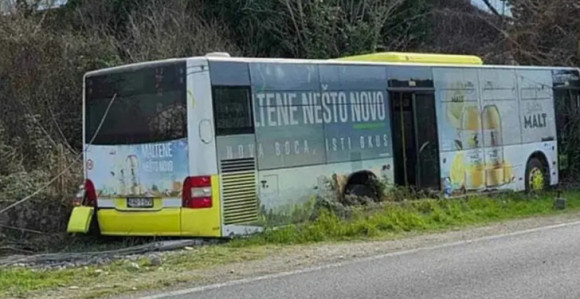 Mostar: Autobus sletio sa puta, tri osobe povrijeđene