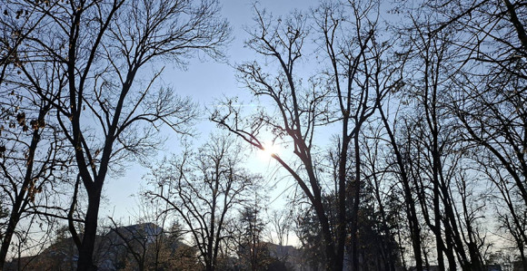 Pretežno oblačno i svježije, uz kraće sunčane periode