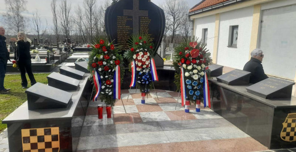U Modranu kod Dervente ipak obilježena godišnjica formiranja brigade HVO, srpski borci u znak protesta prošli pored groblja (VIDEO)