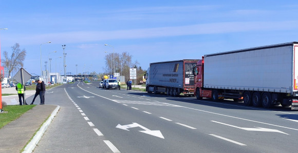 Prevoznici još pristižu na granične prelaze: Neki su blokirani, na drugima policija ne dozvoljava prilaz i blokadu prelaza (VIDEO)