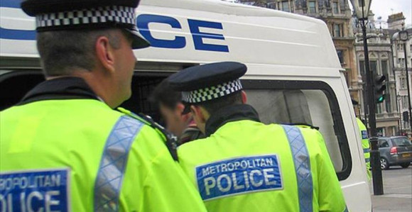 Аутомобил покосио више пјешака у центру града Дербија