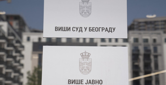 U zgradi Rektorata pirotehnika, igle, špricevi, braunile...