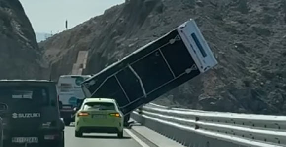 Vjetar prevrnuo prikolicu, obustava saobraćaja (VIDEO)