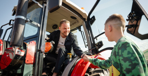 Станивуковић поклонио трактор породици у Рогатици