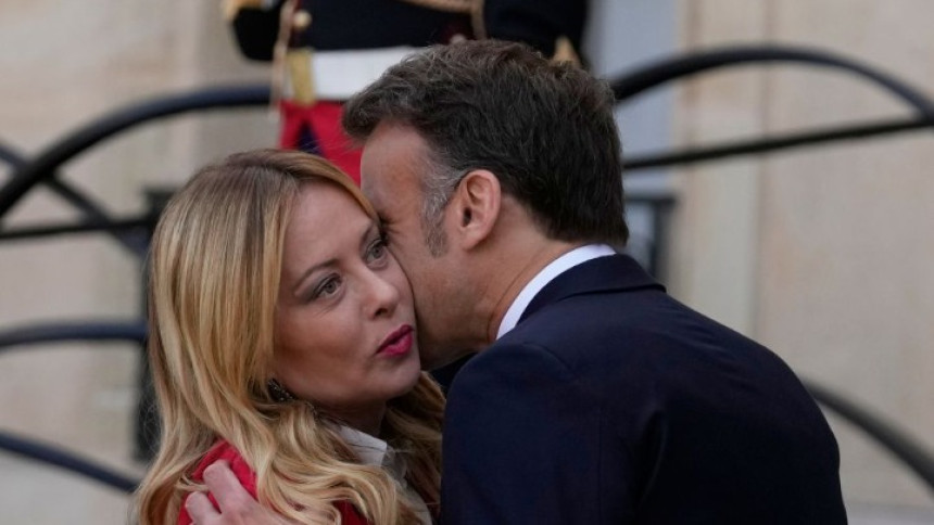 Макрон пољубио Мелони, њена реакција постала вирална