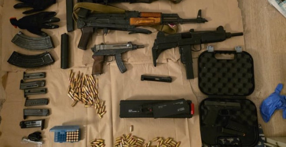 Uhapšena tri lica, pronađena velika količina oružja